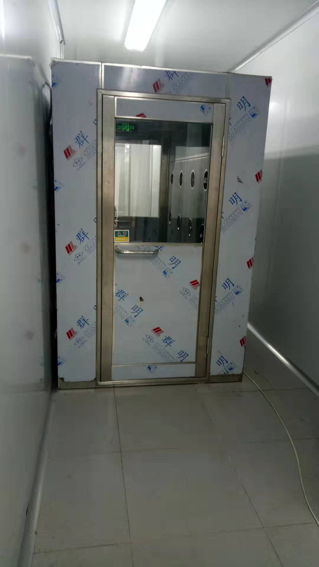 風(fēng)淋室是無(wú)菌室和潔凈車(chē)間的凈化設備之一
